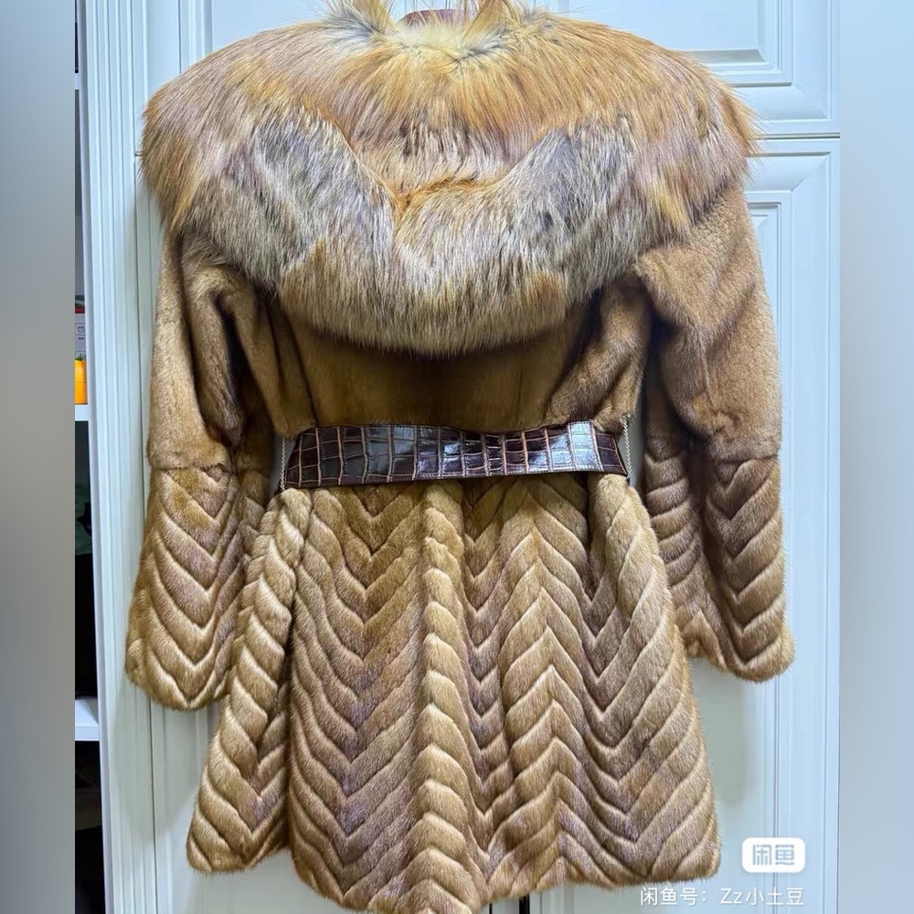 Luxurious 100% Real Female mink Fur Coat with Belt - Picture 2 of 7